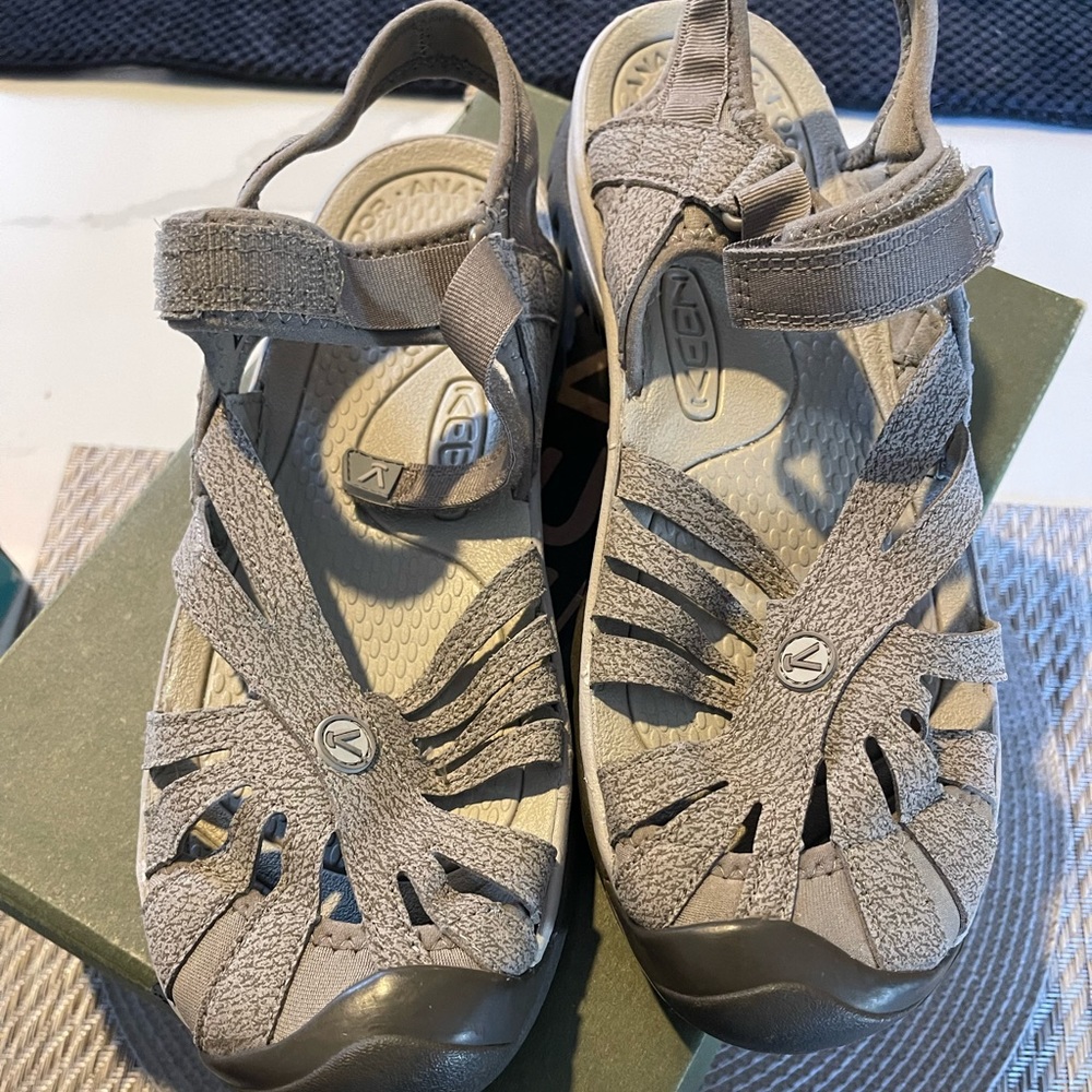 KEEN Sandals size 10m  greyish / brindle